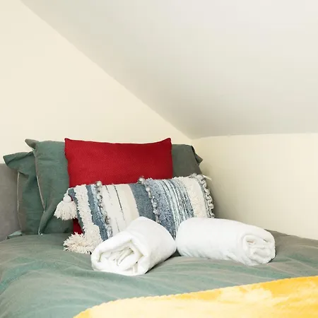 Modern Retreat Location Close To The Apartment